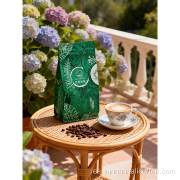 Granos de café frescos de montaña